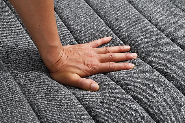Sillón giratorio Hoople con canal tapizado en capitoné