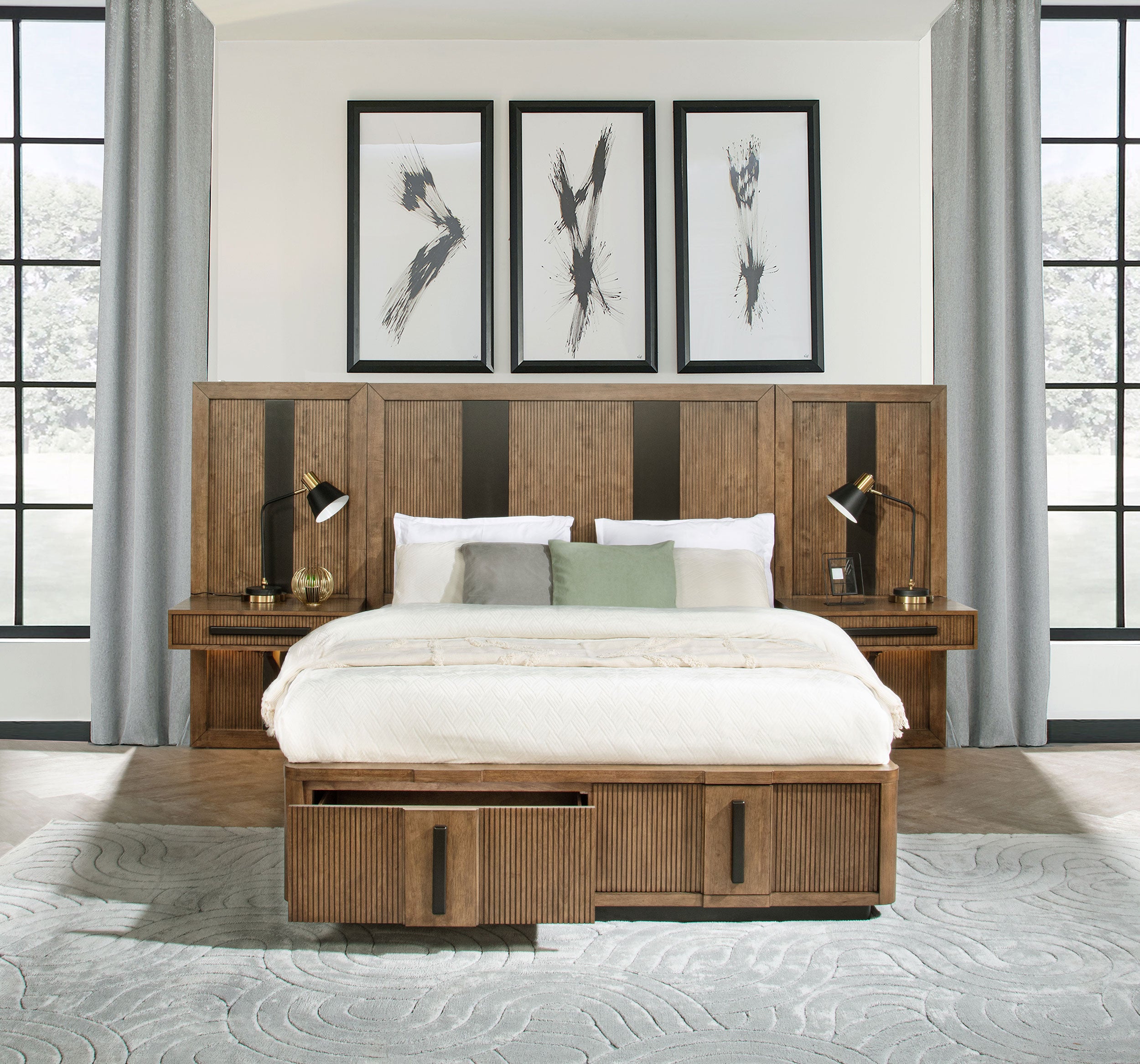 Cama con plataforma y cabecero de paneles con mesitas de noche incorporadas
