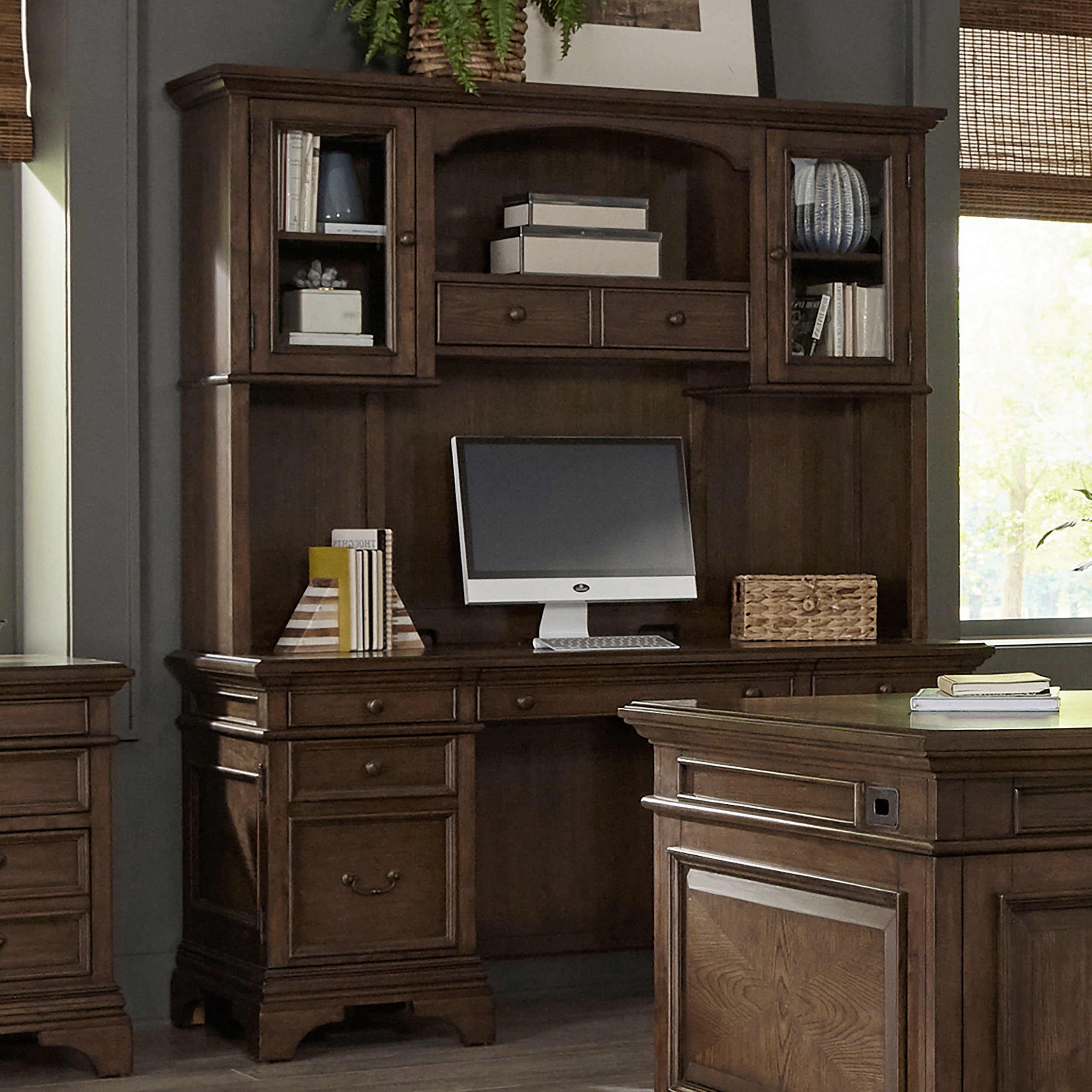 Escritorio tipo Credenza Hartshill con estante superior