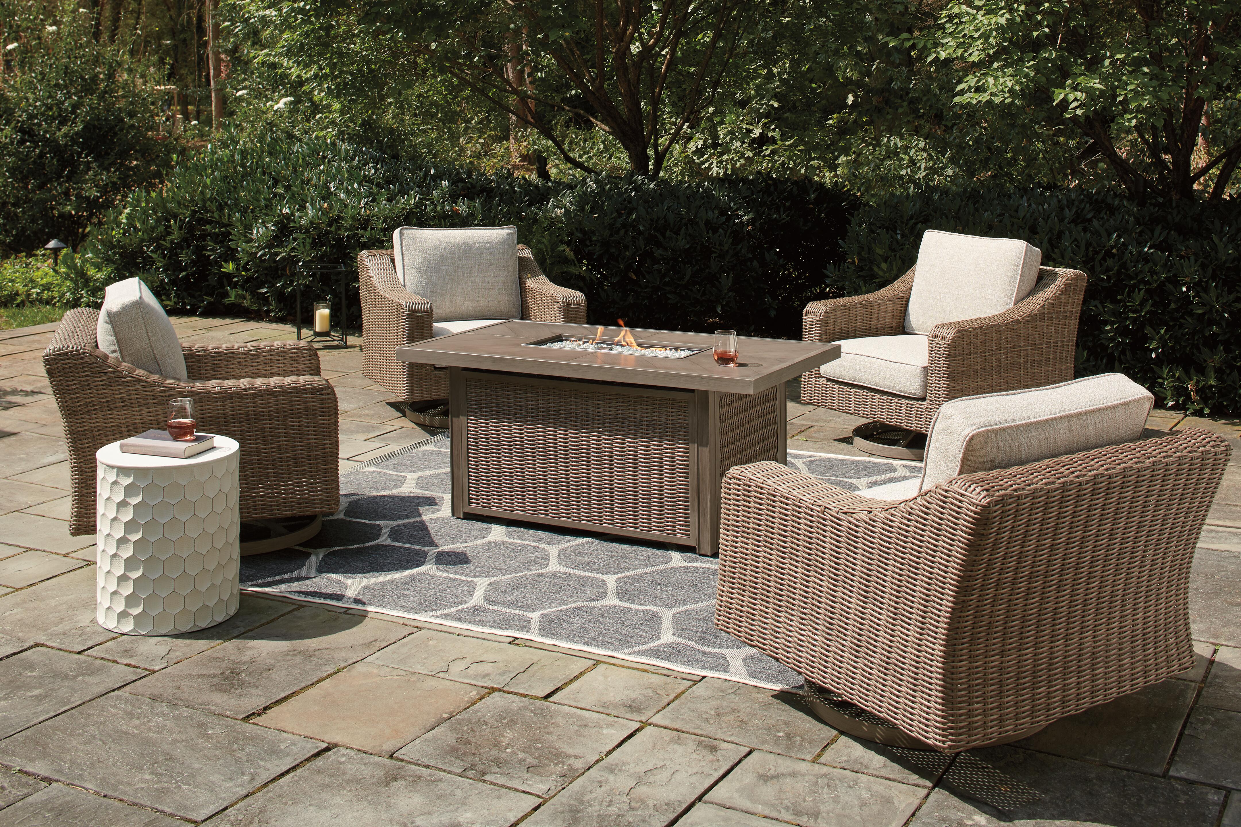 Mesa de fogata Beachcroft con cuatro sillones giratorios Nuvella