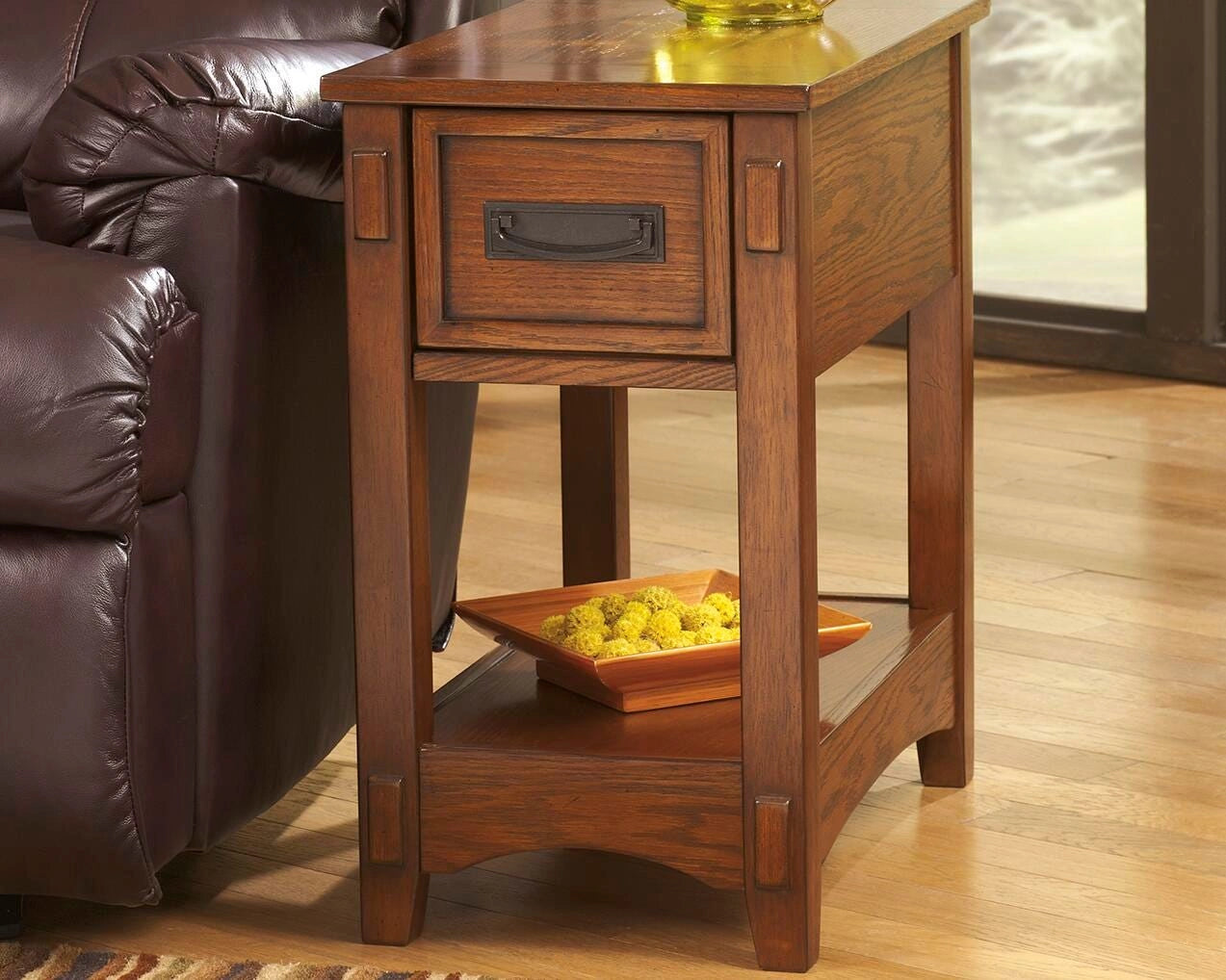 Mesa auxiliar Breegin junto al sillón