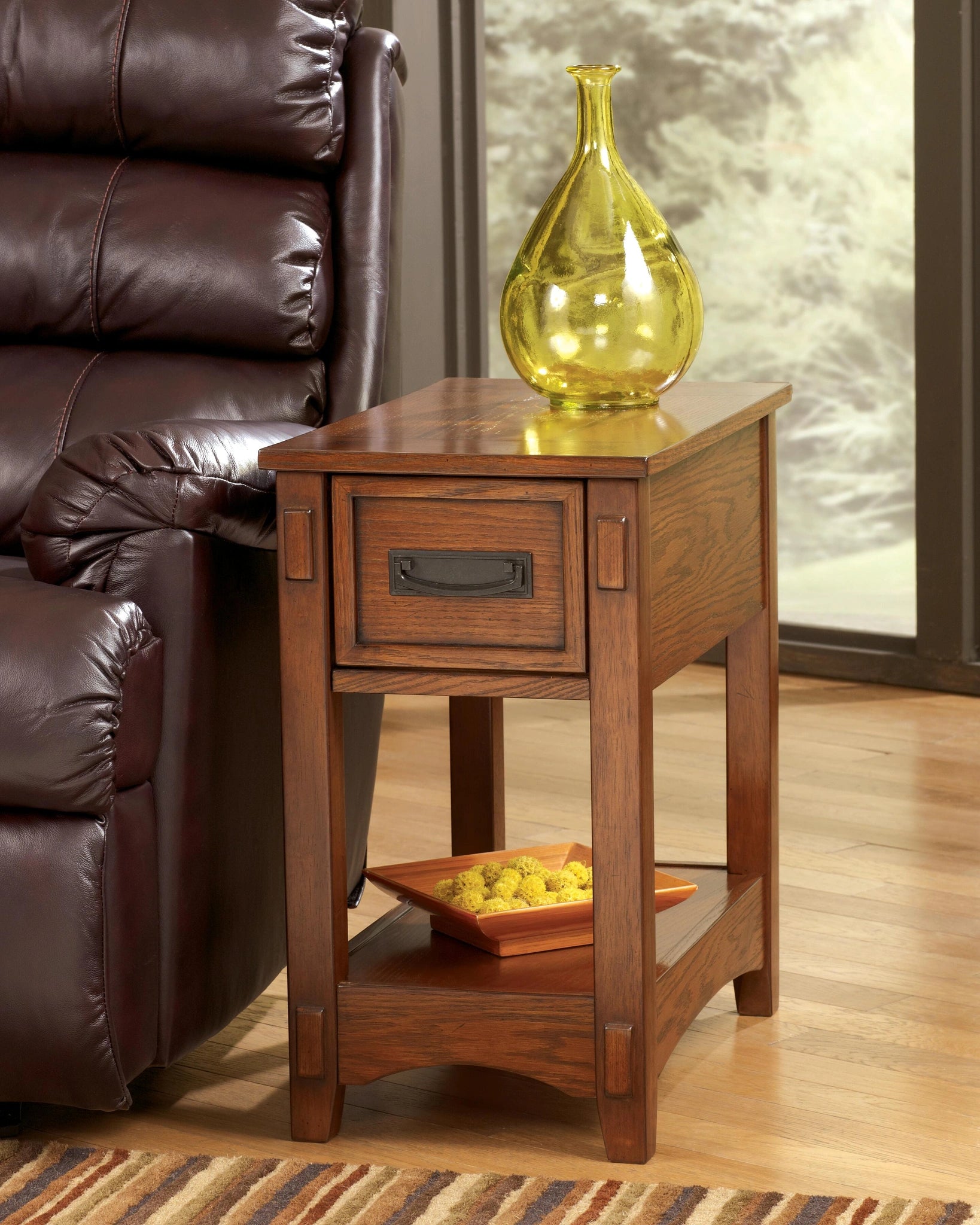 Mesa auxiliar Breegin junto al sillón