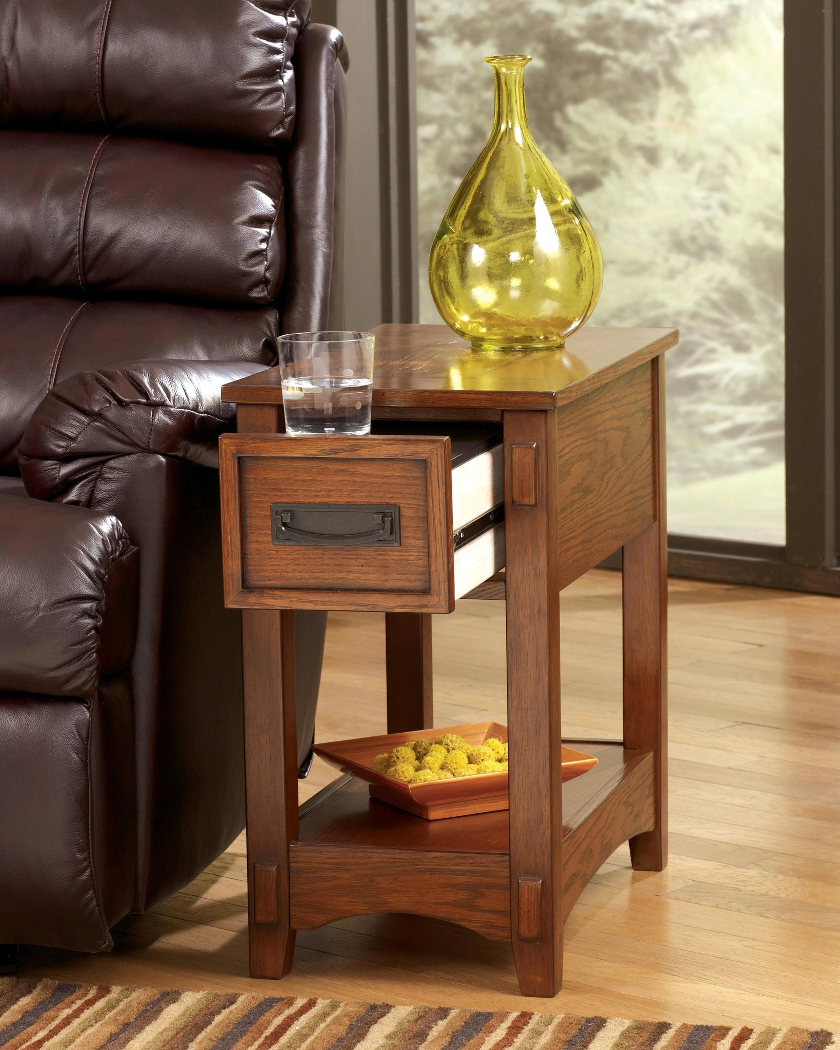 Mesa auxiliar Breegin junto al sillón