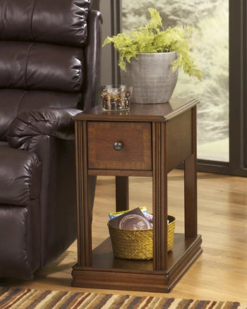 Mesa auxiliar Breegin junto al sillón