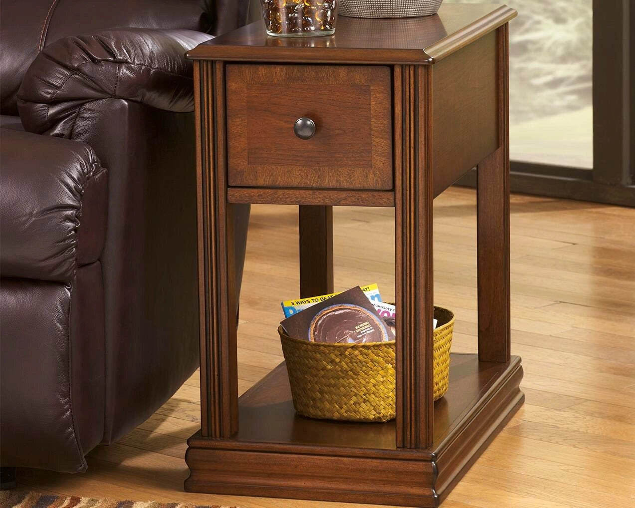 Mesa auxiliar Breegin junto al sillón
