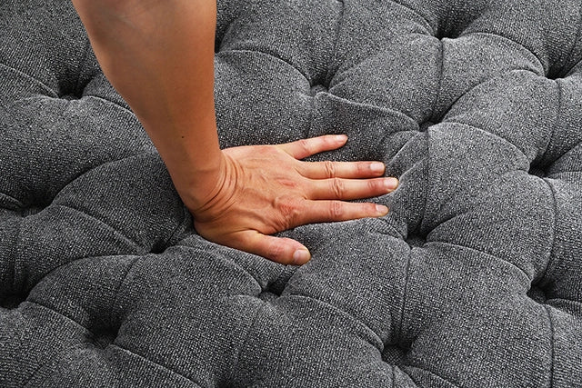 Sillón giratorio Sofi con botones capitoné