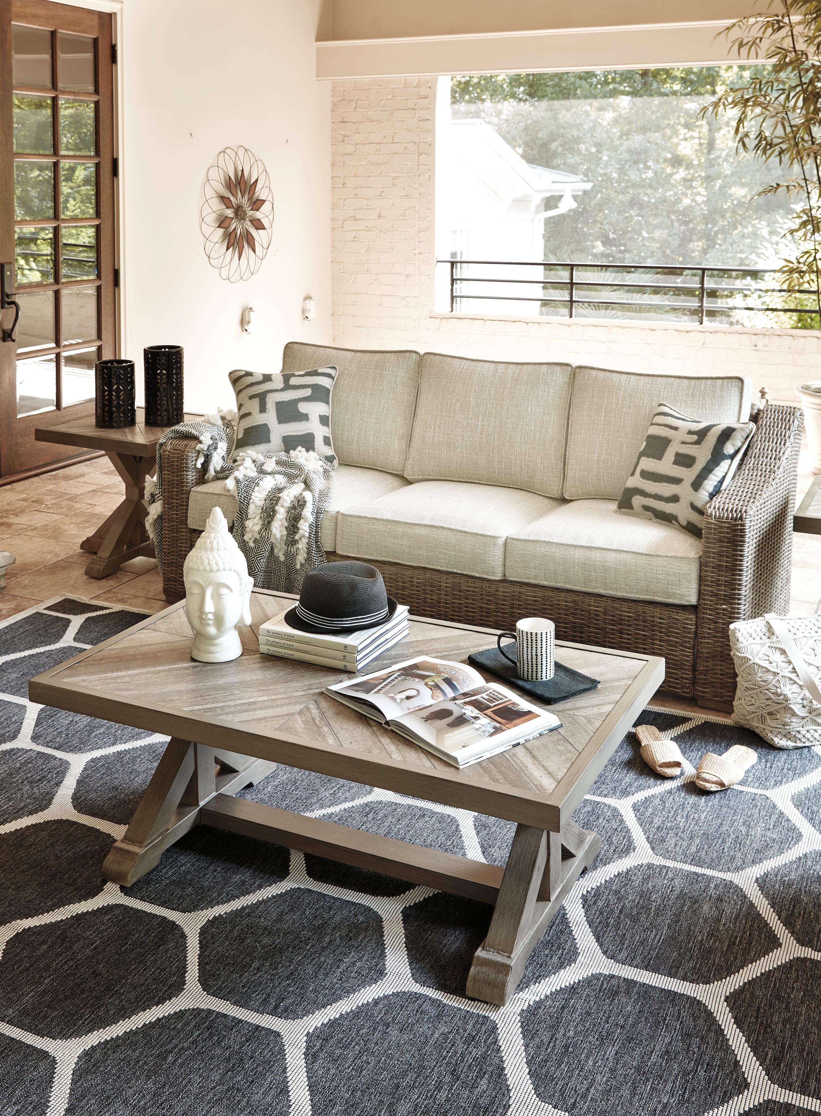 Sofá Nuvella Beachcroft de Beachcroft con mesa de centro y mesa auxiliar