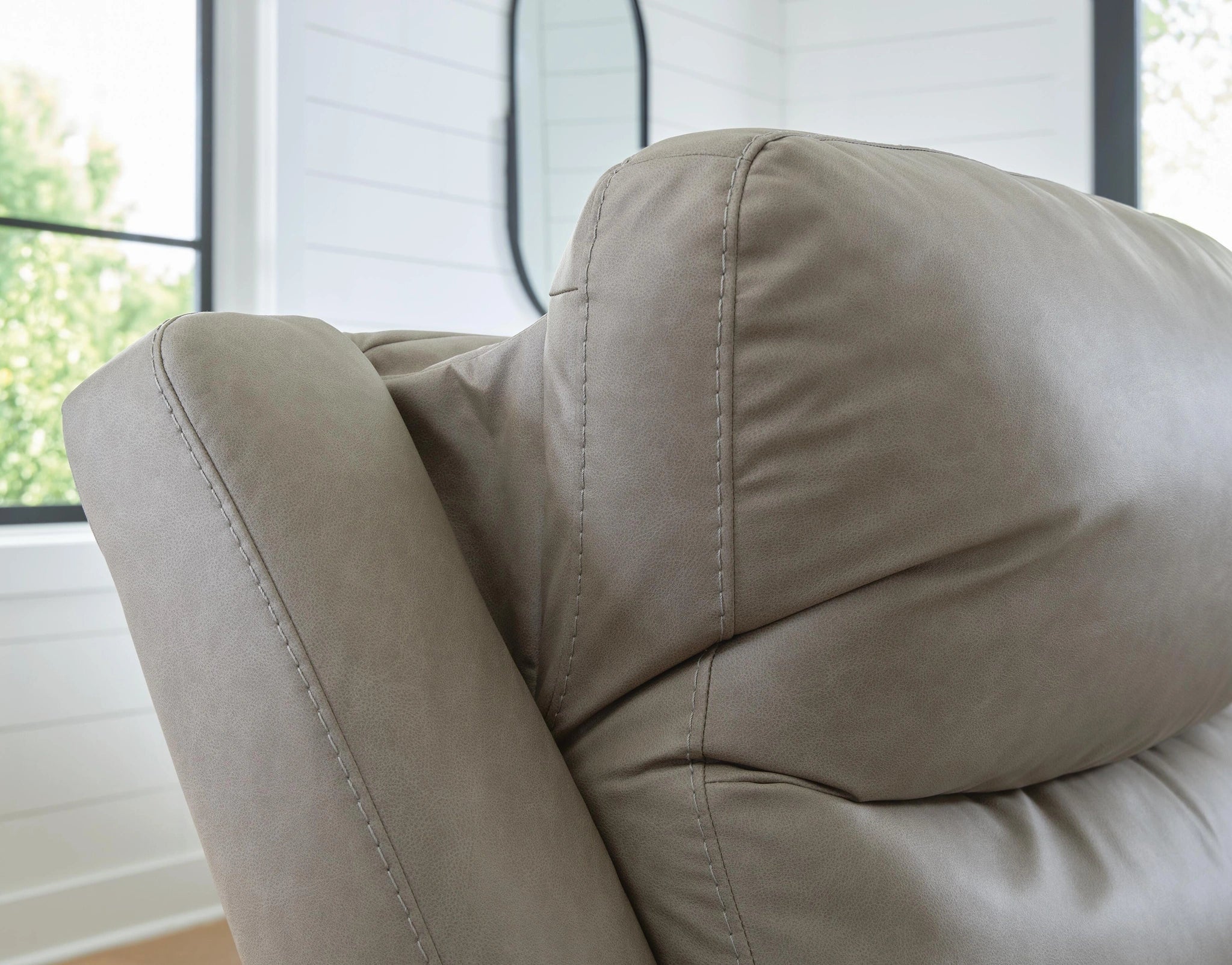 Seccional Reclinable Narwhal Place con Consola de Almacenamiento