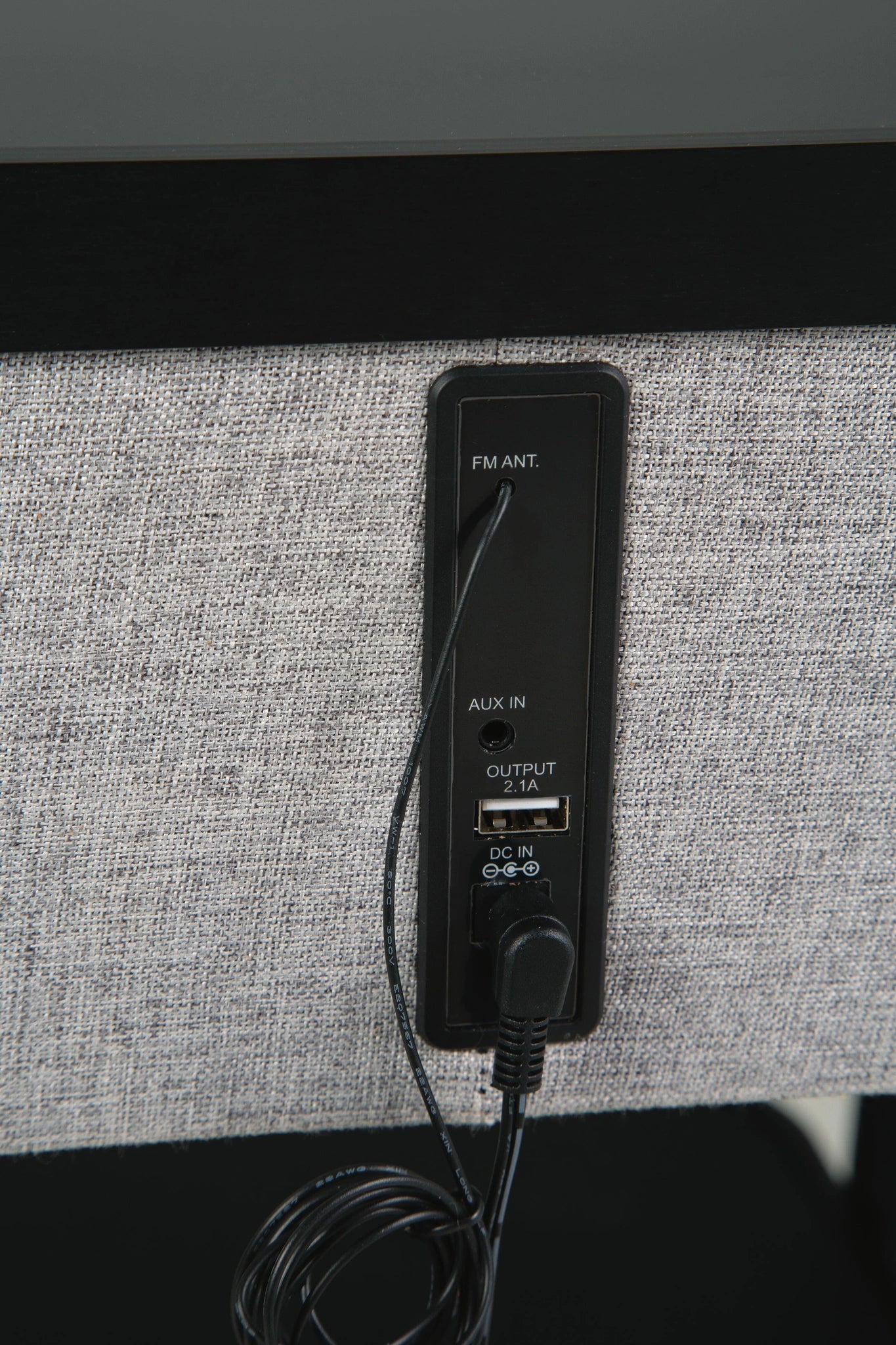 Mesa auxiliar Jorvalee con altavoz