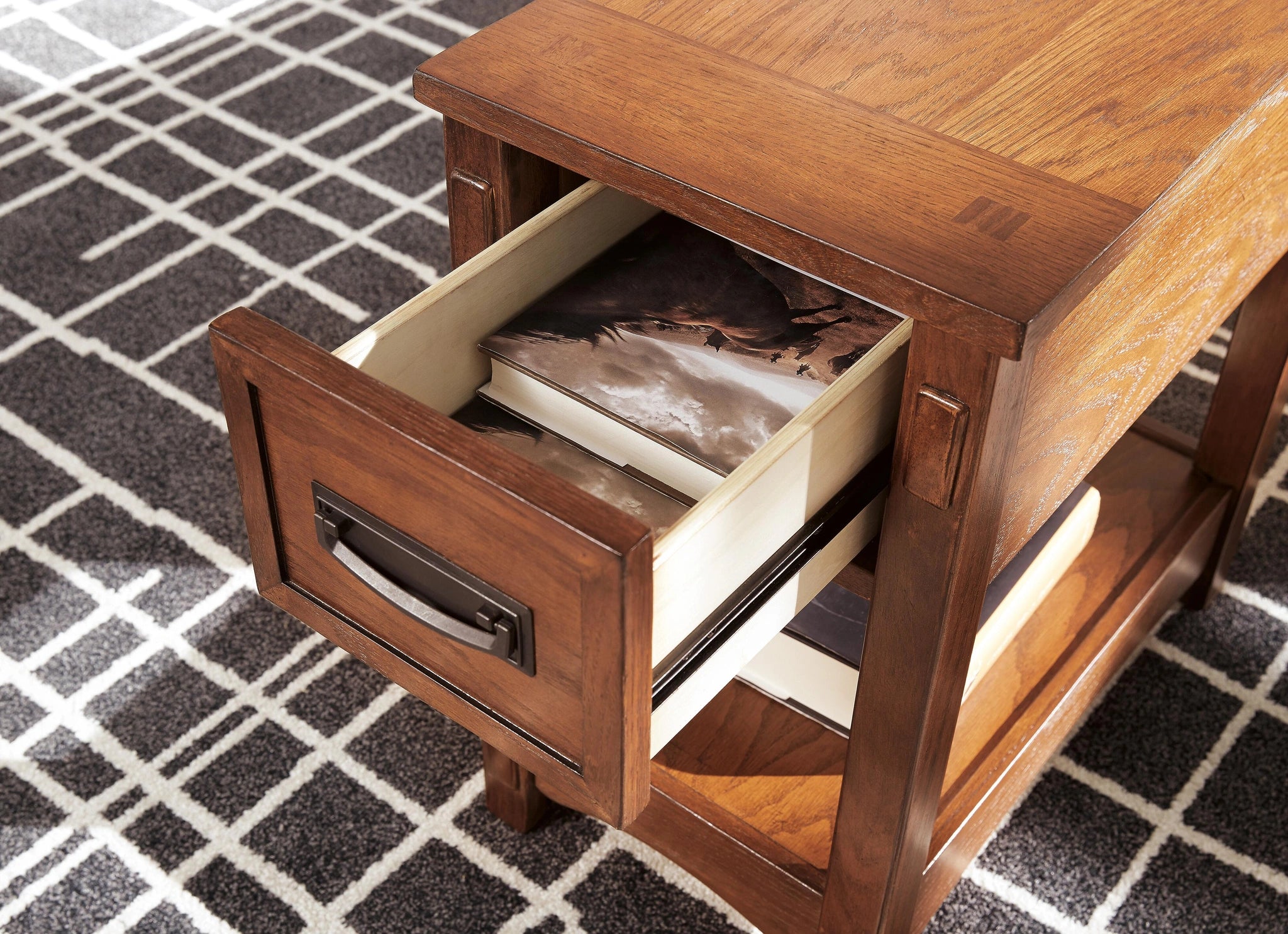 Mesa auxiliar Breegin junto al sillón